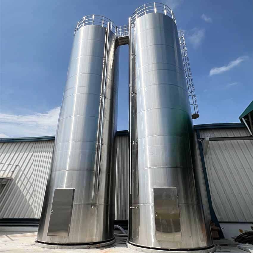 Outdoor storage silo with intelligent warehousing system